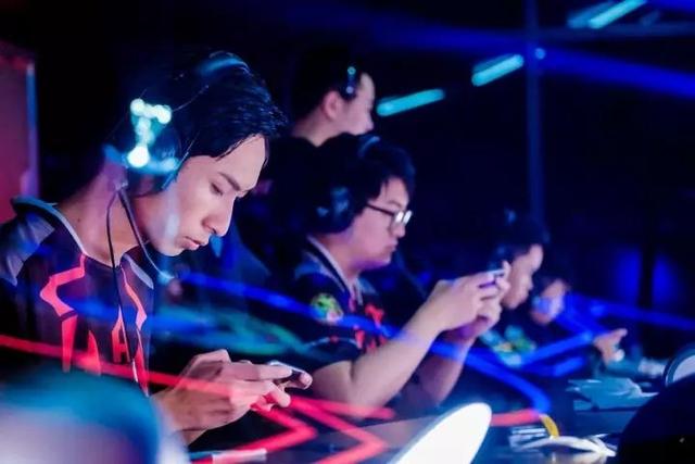 必赢入口杭州“银发电竞班”扩招老学员站上讲台还编出一本适老化游戏教材(图1)